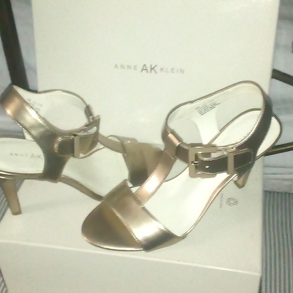Anne Klein Brand New in Box Gold Size8M - Picture 2 of 4